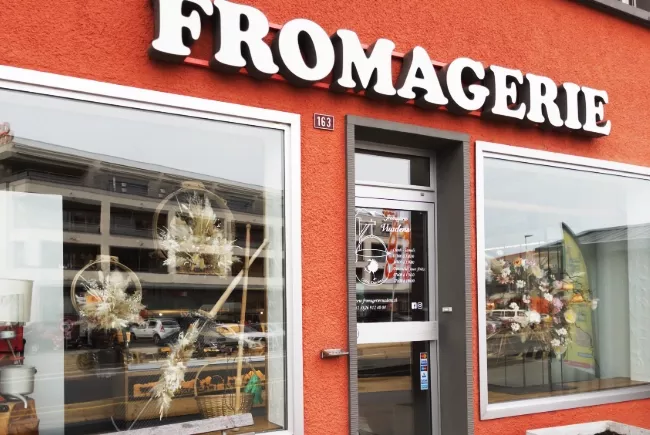 Vitrine et porte d'entrée de la fromagerie de Vuadens