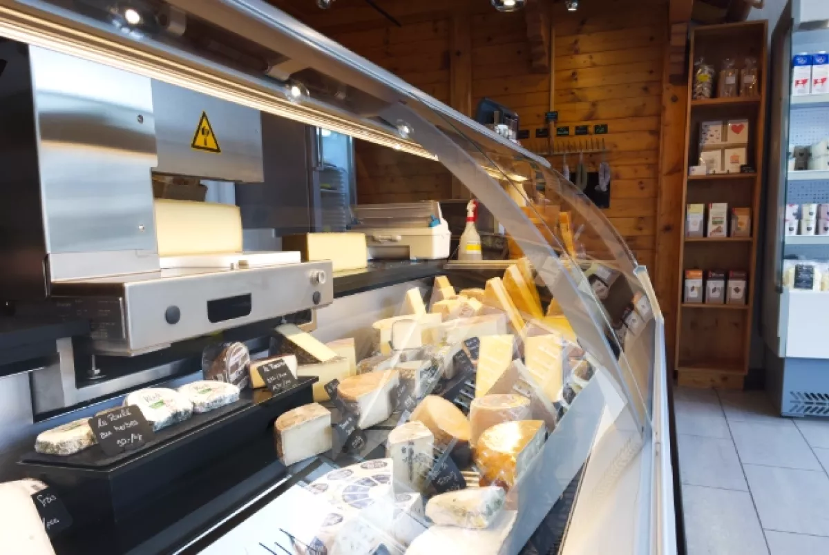 Comptoir réfrigéré contenant une grande variété de fromages
