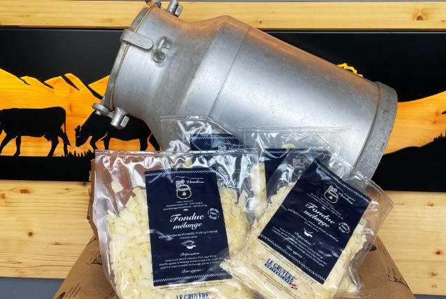 Présentation de deux sachets de fromage à fondue, exposés devant une boille à lait